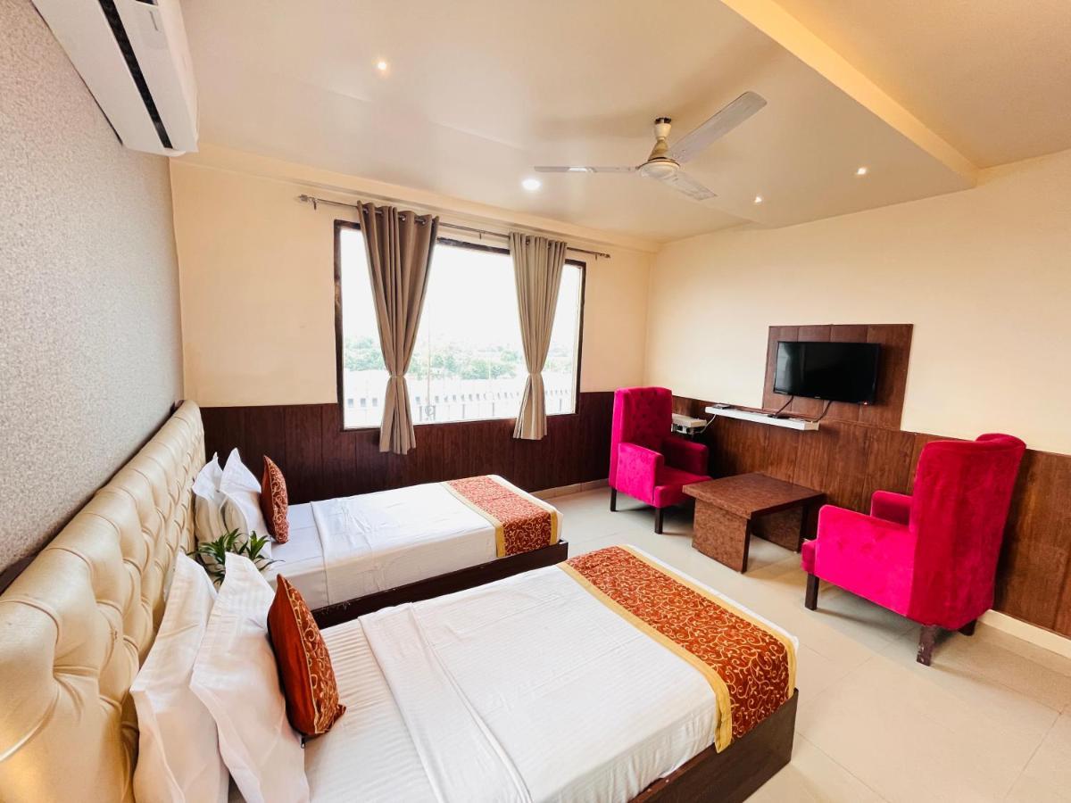 Hotel The Leaf - Gomti Nagar Lucknow Extérieur photo
